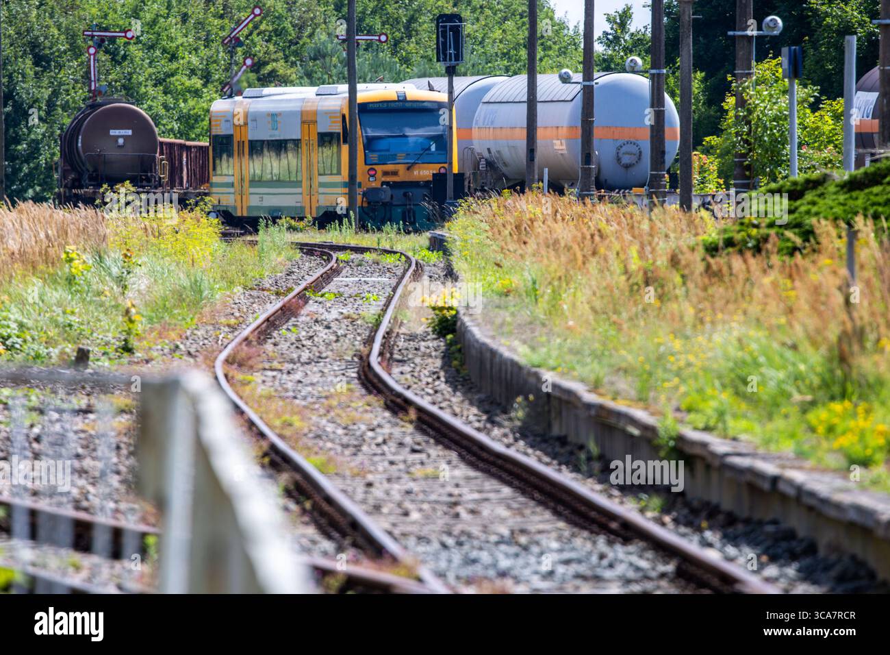 Karow, Deutschland. August 2025. Ein ODEG-Triebwerk fährt parkte Güterwagen im Bahnhof. Der ehemalige Eisenbahnknotenpunkt wird heute nur noch von einer Nebenbahn der Ostdeutschen Eisenbahn-Gesellschaft (ODEG) bedient. Quelle: Jens Büttner/dpa/Alamy Live News Stockfoto