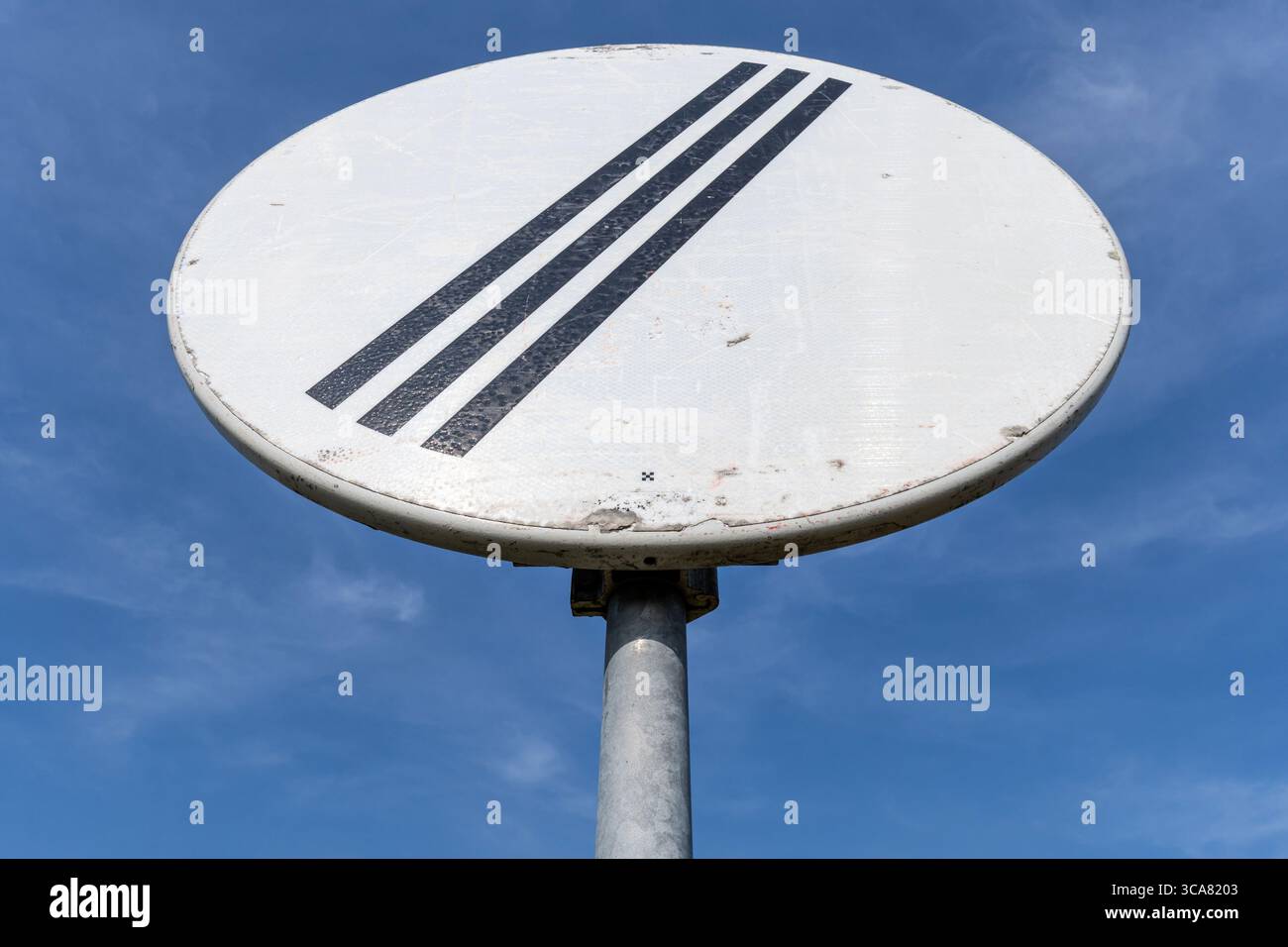 Niederländisches Verkehrsschild: Ende aller durch Verkehrsschilder auferlegten Beschränkungen Stockfoto