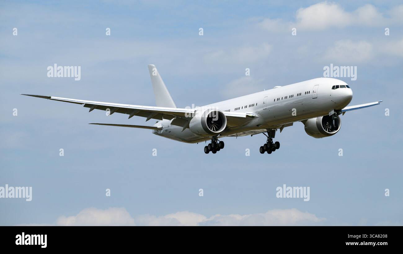 Everett, WA, USA - 5. August 2025; Boeing 777-9 fünfter Testflugzeug in weiß, WH286, Zulassung N2007L, Landung Stockfoto
