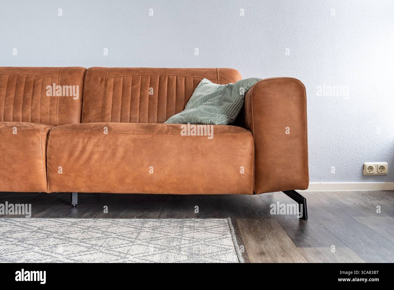 Braunes Ledersofa im Apartment Stockfoto