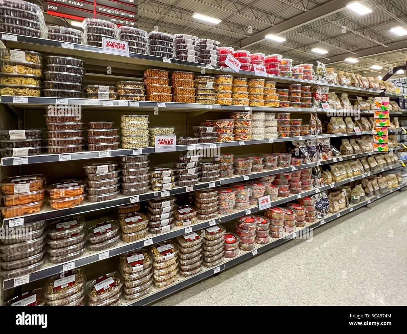 In einer Schachtel mit verschiedenen Nüssen und Süßigkeiten in den Regalen zum Verkauf in einem Supermarkt. Alberta, Kanada. Stockfoto