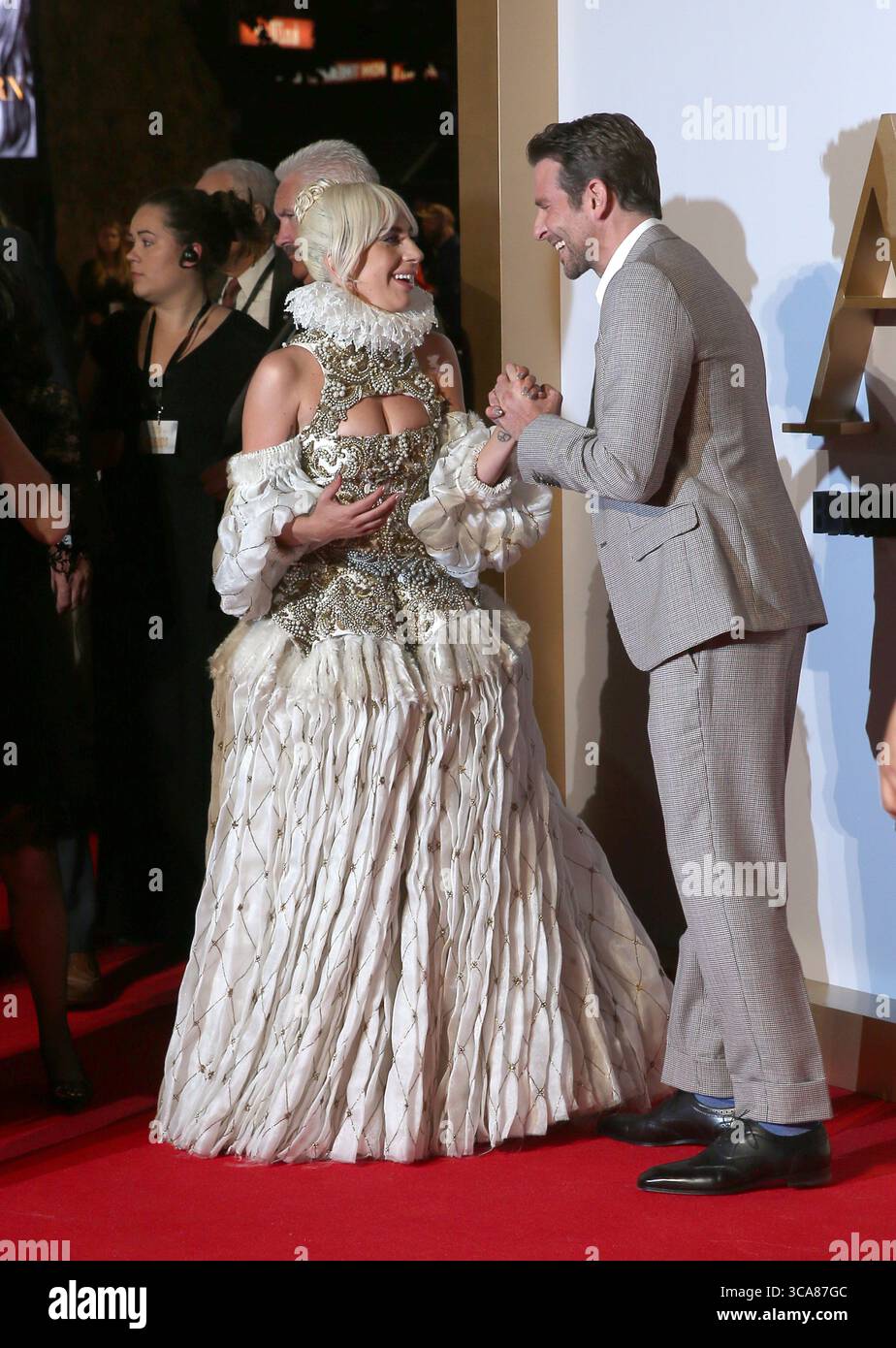 27. September 2018, London, Vereinigtes Königreich: Lady Gaga und Bradley Cooper nehmen an der britischen Premiere von A Star Is Born Teil, die im Vue West End in London stattfindet. (Credit Image: © Fred Duval/SOPA Images via ZUMA Press Wire) Stockfoto 27. September 2018, London, Vereinigtes Königreich: Lady Gaga und Bradley Cooper nehmen an der britischen Premiere von A Star Is Born Teil, die im Vue West End in London stattfindet. (Credit Image: © Fred Duval/SOPA Images via ZUMA Press Wire) Stockfoto