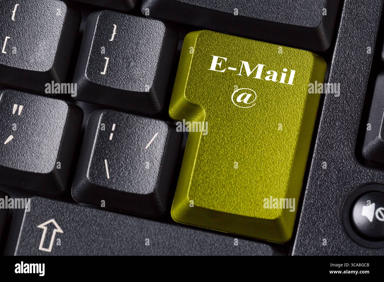 Farbige E-Mail-Taste auf der schwarzen Computertastatur. Internet Online Business Communication Konzept Stockfoto