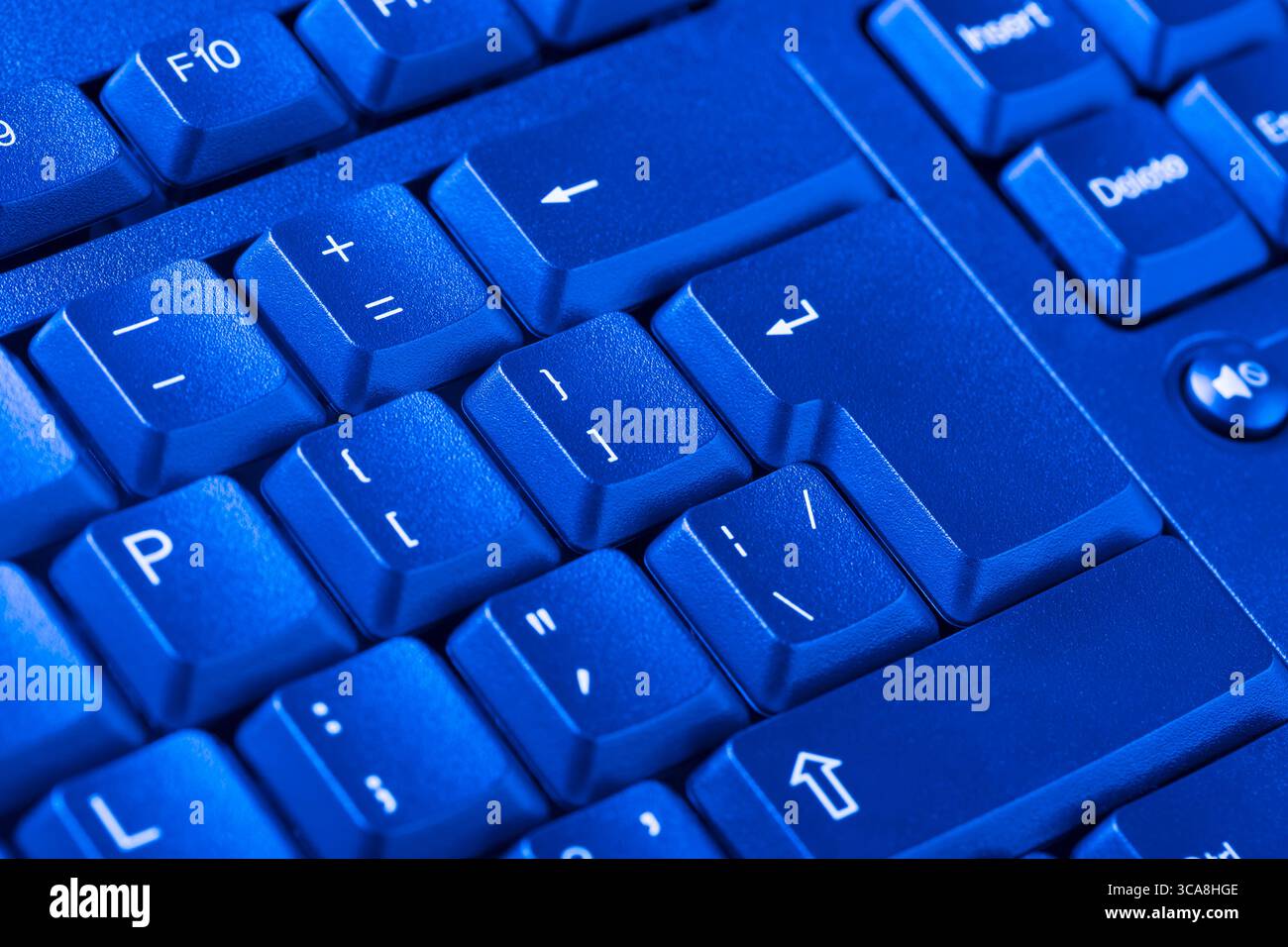 Nahaufnahme der PC-Tastatur als Hintergrund. Getöntes Bild. Blaufilter Stockfoto
