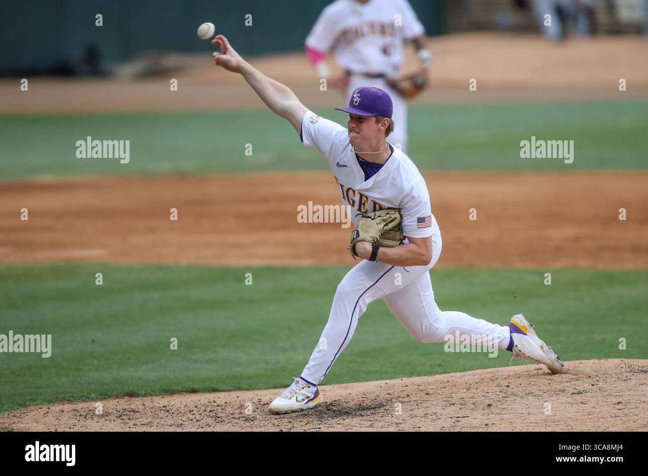 4. Juni 2023: Thatcher Hurd (26) der LSU liefert während der NCAA Baseball Regional Action zwischen den Oregon State Beavers und den LSU Tigers im Alex Box Stadium, Skip Bertman Field in Baton Rouge, LA, ein Pitch auf die Platte. Jonathan Mailhes/CSM (Kreditbild: © Jonathan Mailhes/CSM via ZUMA Press Wire) Stockfoto