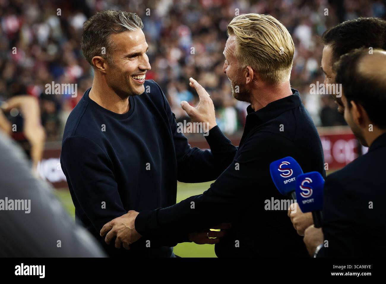 ROTTERDAM - Feyenoord-Trainer Robin van Persie, Dirk Kuijt (l-r) während des dritten Qualifikationsrunde Champions-League-Spiels zwischen Feyenoord und Fenerbahà im Feyenoord Stadium de Kuip am 6. August 2025 in Rotterdam, Niederlande. ANP BART STOUTJESDIJK Credit: ANP/Alamy Live News Stockfoto