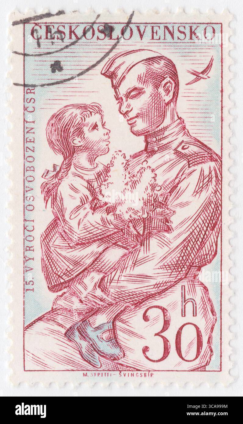 TSCHECHOSLOWAKEI - 5. Mai 1960: 30 haléř kastanienbraunes und hellblaues Briefmarken mit Soldat, der Kind hält. 15. Jahrestag der Befreiung Stockfoto