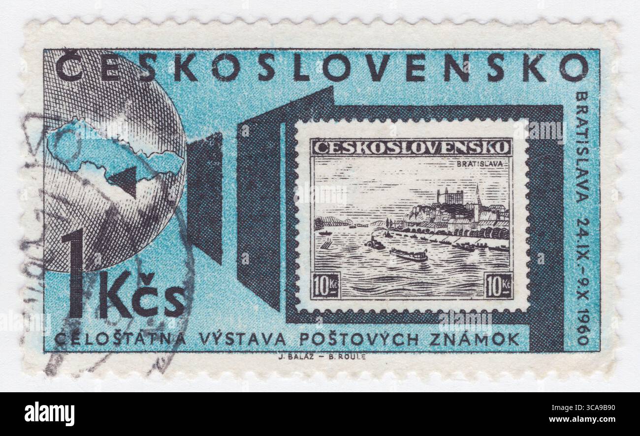 TSCHECHOSLOWAKEI - 11. Juli 1960: 1 Kronen schwarz-blaue Briefmarke mit Globe mit Karte der Tschechoslowakei und alter Briefmarke. Veröffentlicht zur Veröffentlichung der nationalen Briefmarkenausstellung in Bratislava Stockfoto TSCHECHOSLOWAKEI - 11. Juli 1960: 1 Kronen schwarz-blaue Briefmarke mit Globe mit Karte der Tschechoslowakei und alter Briefmarke. Veröffentlicht zur Veröffentlichung der nationalen Briefmarkenausstellung in Bratislava Stockfoto