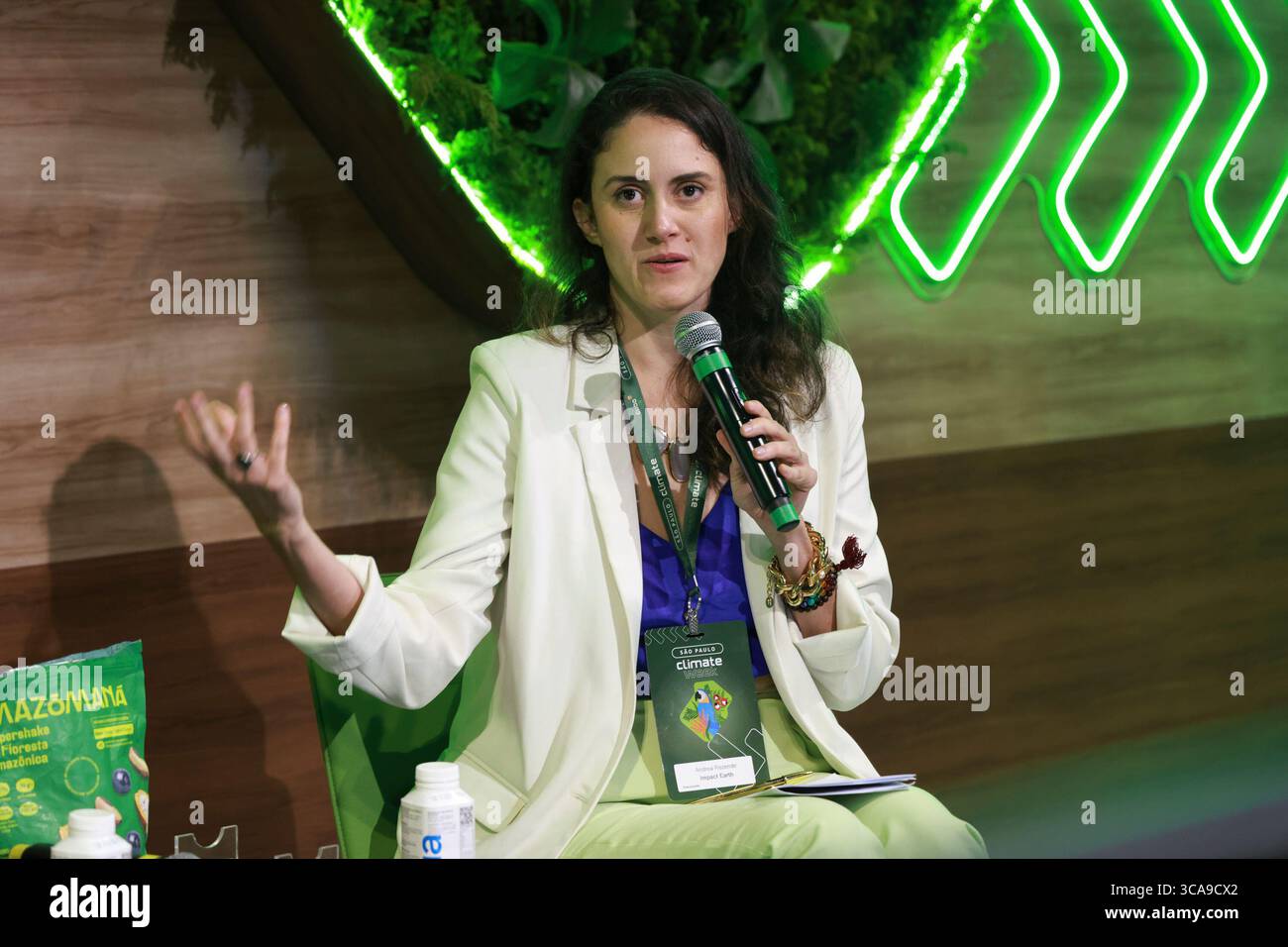 Sao Paulo, Sao Paulo, Brasilien. August 2025. Sao Paulo (SP), 6. August 2025 Ã¢â‚¬' Climate Week/Cubo/SP/Panel: Andrea Resende (Impact Earth), während des Investor to Investor Panel: How to Boost the BioEconomy in the Amazonas auf der Sao Paulo Climate Week 2025 findet die Veranstaltung vom 4. Bis 8. August statt. Unibanco und Cubo Itau halten es am Mittwoch, den 6. August 2025, zum zweiten Mal im Hauptquartier von Cubo Itau in Vila Olimpia, Sao Paulo ab. (Foto: Leco Viana/Thenews2/Zumapress) (Foto: © Leco Viana/TheNEWS2 via ZUMA Press Wire) NUR REDAKTIONELLE VERWENDUNG! Nicht für kommerzielle ZWECKE! Stockfoto