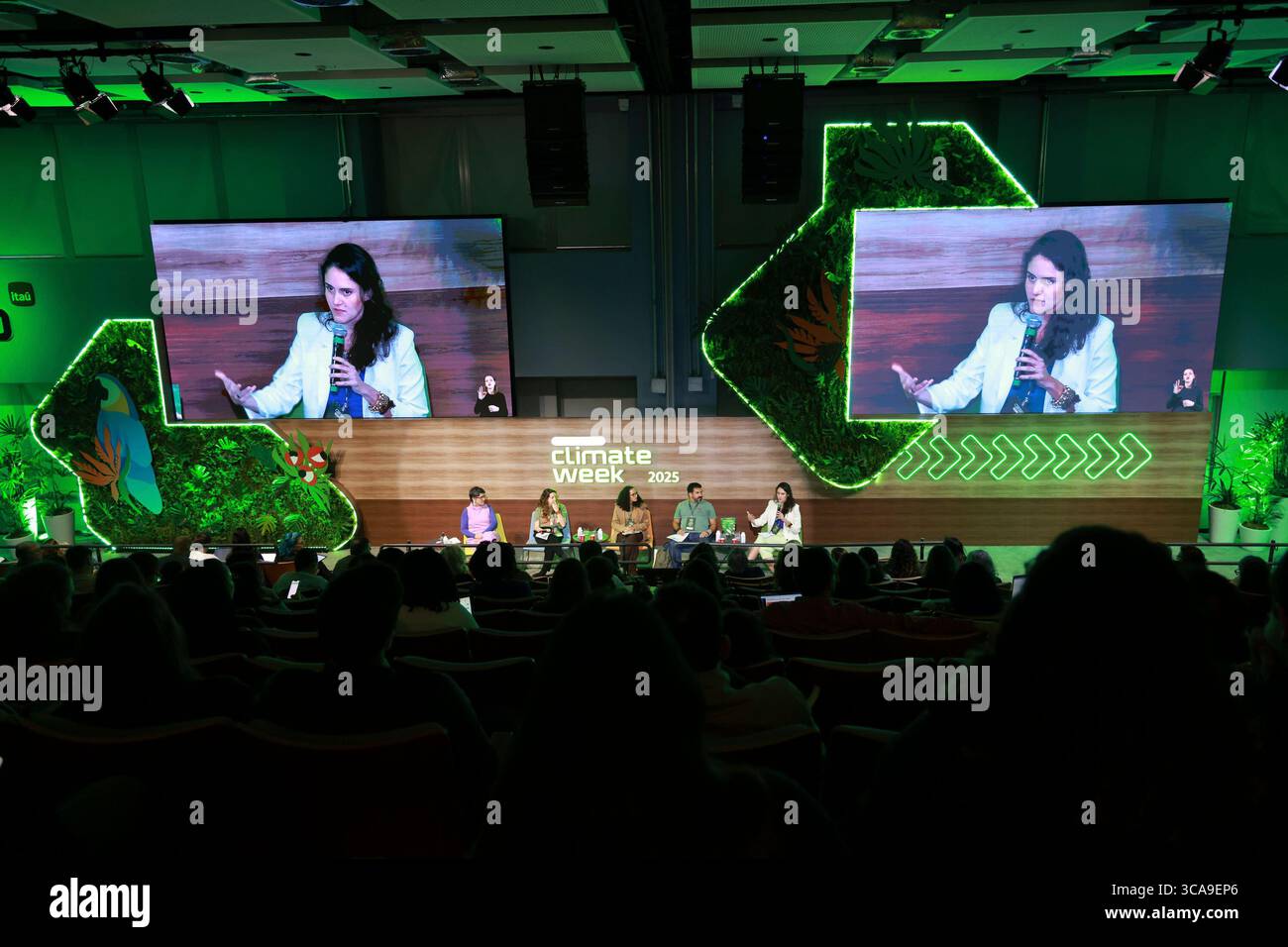 Sao Paulo, Sao Paulo, Brasilien. August 2025. Sao Paulo (SP), 6. August 2025 Ã¢â‚¬' Climate Week/Cubo/SP/Panel: Liz Lacerda (Vale Fund), Julia Tatto (Assobio Business), Gabriela Souza Santos (IDESAM), Marcelo Salazar (Mazo), Andrea Resende (Impact Earth) während des Investor to Investor Panel: How to Boost the BioEconomy in the Amazonas at at at Sao Paulo Climate Week 2025. Die Veranstaltung findet vom 4. Bis 8. August statt. Unibanco und Cubo Itau halten es am Mittwoch, den 6. August 2025, zum zweiten Mal im Hauptquartier von Cubo Itau in Vila Olimpia, Sao Paulo ab. (Foto: Leco Viana/Thenews2/Zumapress) Stockfoto