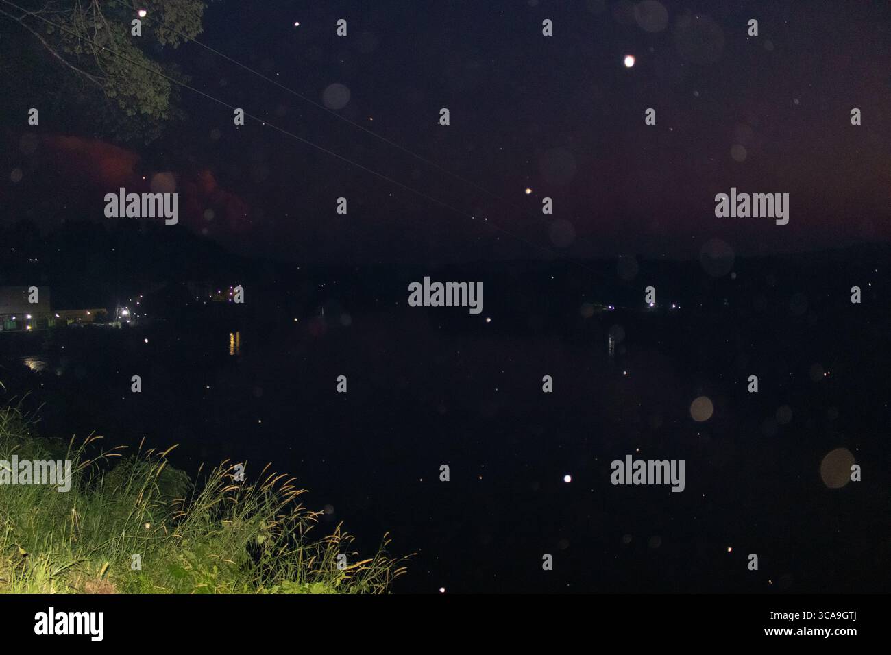 Das letzte Licht des Tages reflektiert auf der Oberfläche des Kaptai-Sees Stockfoto