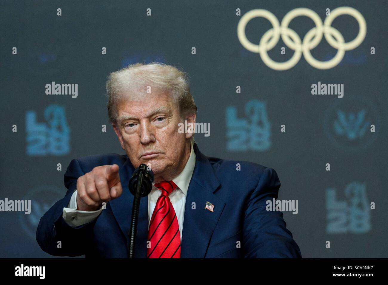 Washington, Vereinigte Staaten Von Amerika. August 2025. Washington, Vereinigte Staaten von Amerika. August 2025. US-Präsident Donald Trump, hält eine Rede, bevor er einen Befehl zur Schaffung einer Task Force für die Olympischen Spiele 2028 in Los Angeles vom South Court Auditorium des Eisenhower Executive Office Building des Weißen Hauses unterzeichnet, 5. August 2025 in Washington, DC Credit: Joyce Boghosian/White House Photo/Alamy Live News Stockfoto