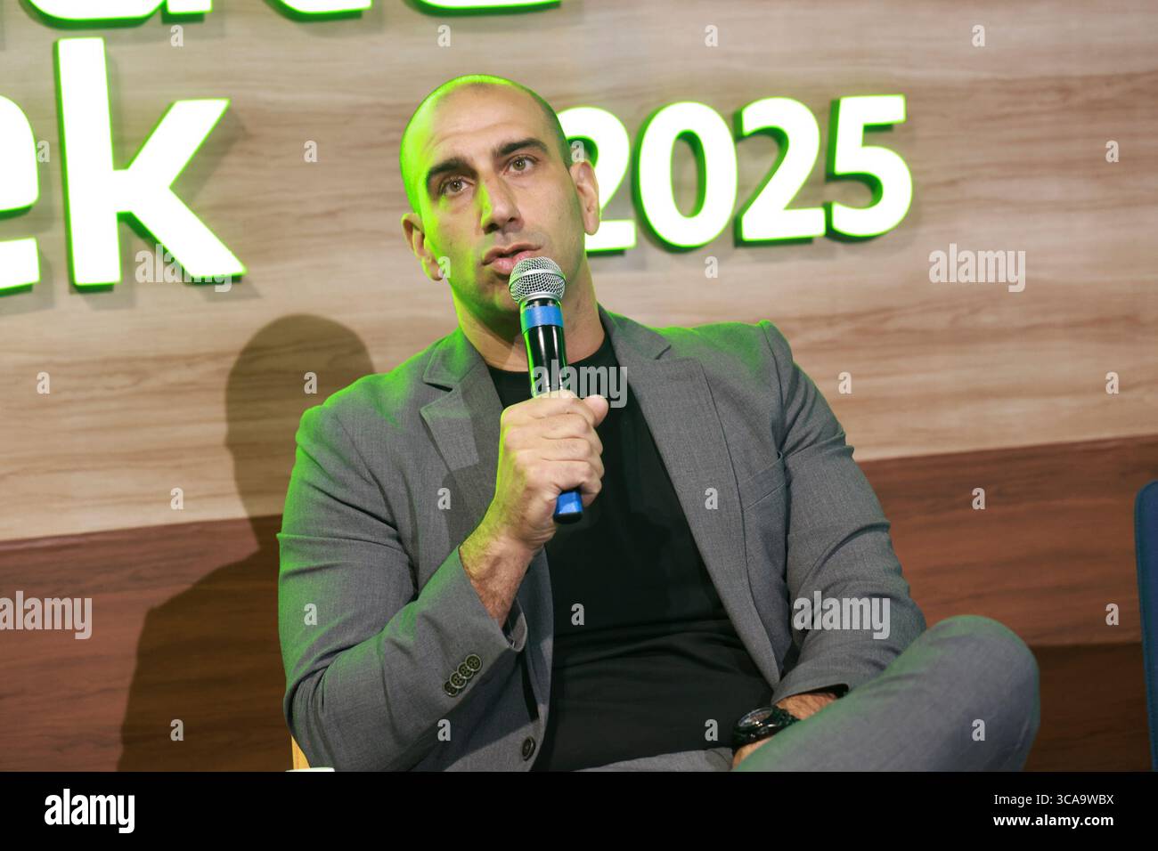 Sao Paulo, Sao Paulo, Brasilien. August 2025. Sao Paulo (SP), 08/06/2025 Ã¢â‚¬' Climate Week/Cubo/SP: Leo Farah (Humus), während der Klimaresilienz-Panel auf der Sao Paulo Climate Week 2025 findet die Veranstaltung vom 4. Bis 8. August statt. Unibanco und Cubo Itau halten sie zum zweiten Mal im Cubo Itau Hauptquartier in Vila Olimpia in Sao Paulo ab, diesen Mittwoch, den 6. August 2025. (Foto: Leco Viana/Thenews2/Zumapress) (Foto: © Leco Viana/TheNEWS2 via ZUMA Press Wire) NUR REDAKTIONELLE VERWENDUNG! Nicht für kommerzielle ZWECKE! Stockfoto