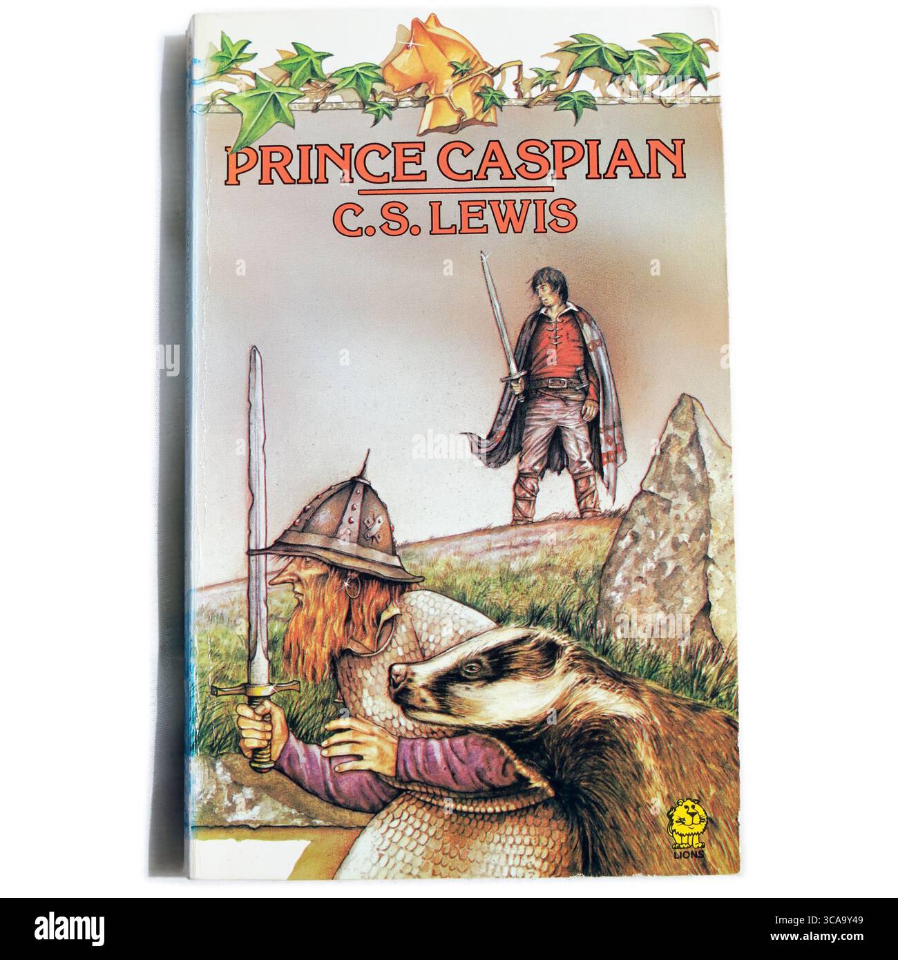 Prince Caspian von C. S. Lewis - Teil der Narnia Chronicles. Das Studio hat ein Foto von Taschenbucheinband auf hellem Hintergrund eingerichtet. Stockfoto