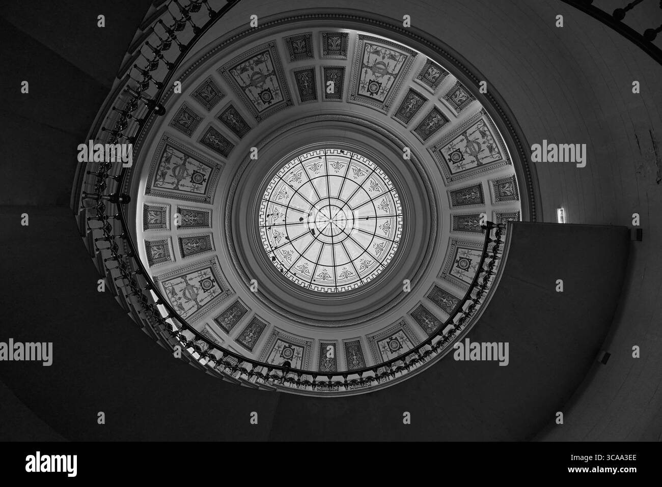 Detail einer reich verzierten Decke aus Buntglas auf dem Gartenbasar von Buda (Varkert Basar) in Budapest, Ungarn Stockfoto