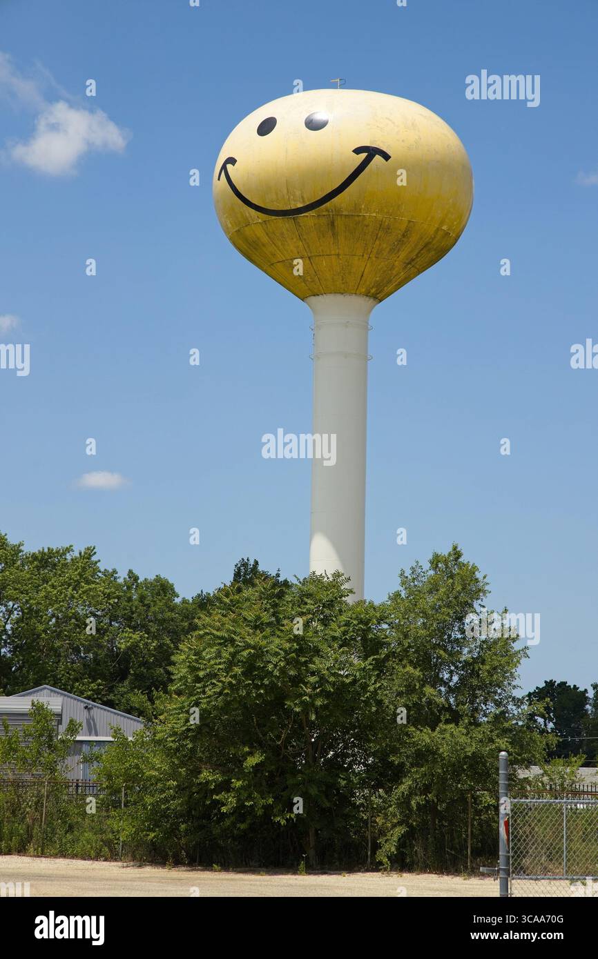 Juni 2023, Atlanta, Illinois, USA: Smile! Deine Kicks auf Rt. 66 wie der Wasserturm der Stadt Sie begrüßt! Ja, die Uhr in der Bibliothek wird immer noch akustisches Signal geben, um Sie an die Zeit zu erinnern. (Kreditbild: © Alan Look/ZUMA Press Wire) Stockfoto