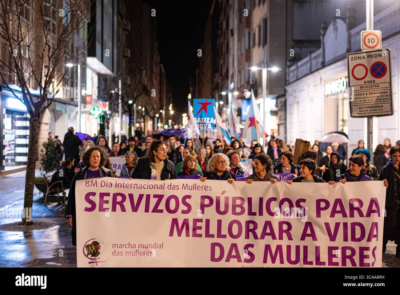 8. März 2023, Pontevedra, Pontevedra, EspaÃ±a: Die Demonstration, die von der Marcha Mundial das Mulleres Plattform zum Internationalen Frauentag veranstaltet wurde, führte am 8. März durch die Straßen der Innenstadt von Pontevedra in Galicien, Spanien. (Foto: © Elena Fernandez/ZUMA Press Wire) Stockfoto