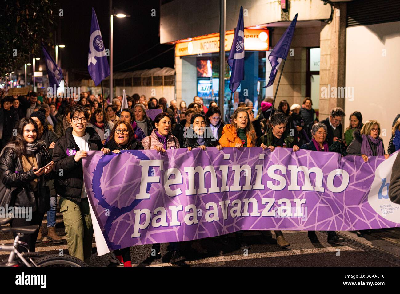 8. März 2023, Pontevedra, Pontevedra, EspaÃ±a: Die Demonstration, die von der Marcha Mundial das Mulleres Plattform zum Internationalen Frauentag veranstaltet wurde, führte am 8. März durch die Straßen der Innenstadt von Pontevedra in Galicien, Spanien. (Foto: © Elena Fernandez/ZUMA Press Wire) Stockfoto
