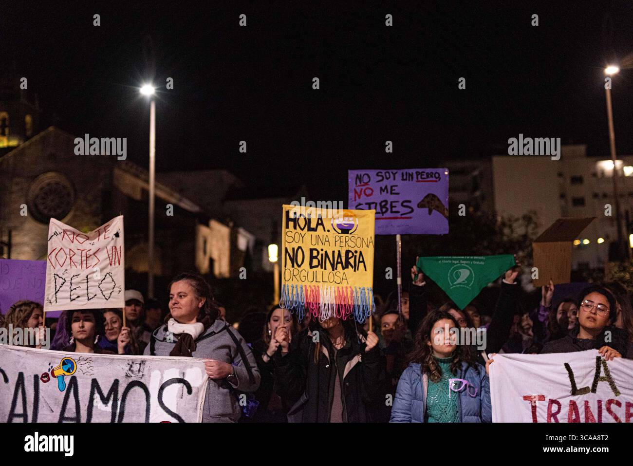 8. März 2023, Pontevedra, Pontevedra, EspaÃ±a: Die Demonstration, die von der Marcha Mundial das Mulleres Plattform zum Internationalen Frauentag veranstaltet wurde, führte am 8. März durch die Straßen der Innenstadt von Pontevedra in Galicien, Spanien. (Foto: © Elena Fernandez/ZUMA Press Wire) Stockfoto
