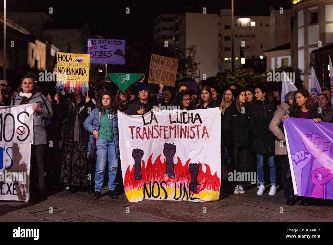 8. März 2023, Pontevedra, Pontevedra, EspaÃ±a: Die Demonstration, die von der Marcha Mundial das Mulleres Plattform zum Internationalen Frauentag veranstaltet wurde, führte am 8. März durch die Straßen der Innenstadt von Pontevedra in Galicien, Spanien. (Foto: © Elena Fernandez/ZUMA Press Wire) Stockfoto