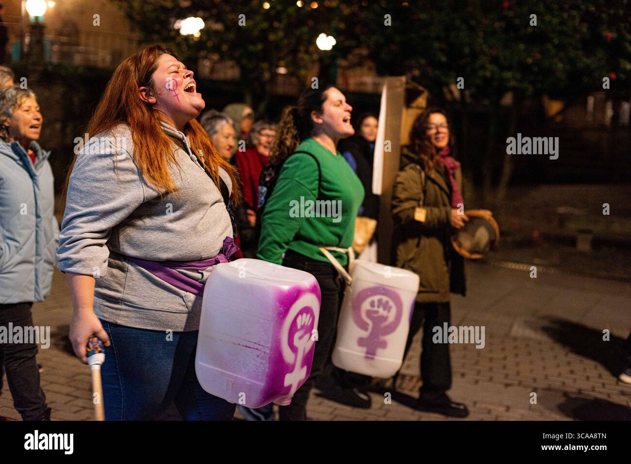 8. März 2023, Pontevedra, Pontevedra, EspaÃ±a: Die Demonstration, die von der Marcha Mundial das Mulleres Plattform zum Internationalen Frauentag veranstaltet wurde, führte am 8. März durch die Straßen der Innenstadt von Pontevedra in Galicien, Spanien. (Foto: © Elena Fernandez/ZUMA Press Wire) Stockfoto