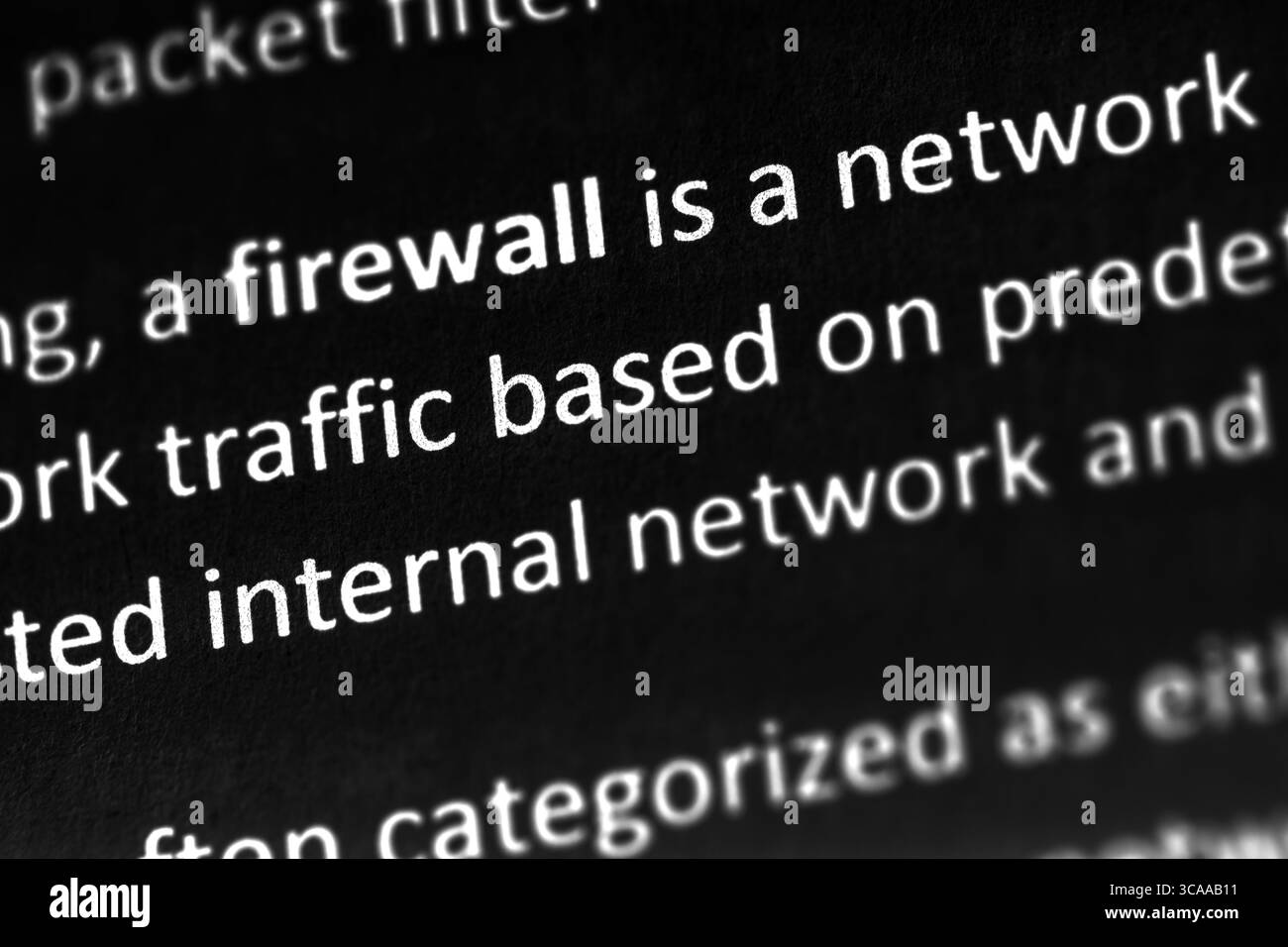 Erklärung oder Beschreibung der Firewall im Wörterbuch oder artikel. Firewall ist ein Computersystem, das gegen Netzwerkangriffe geschützt ist Stockfoto