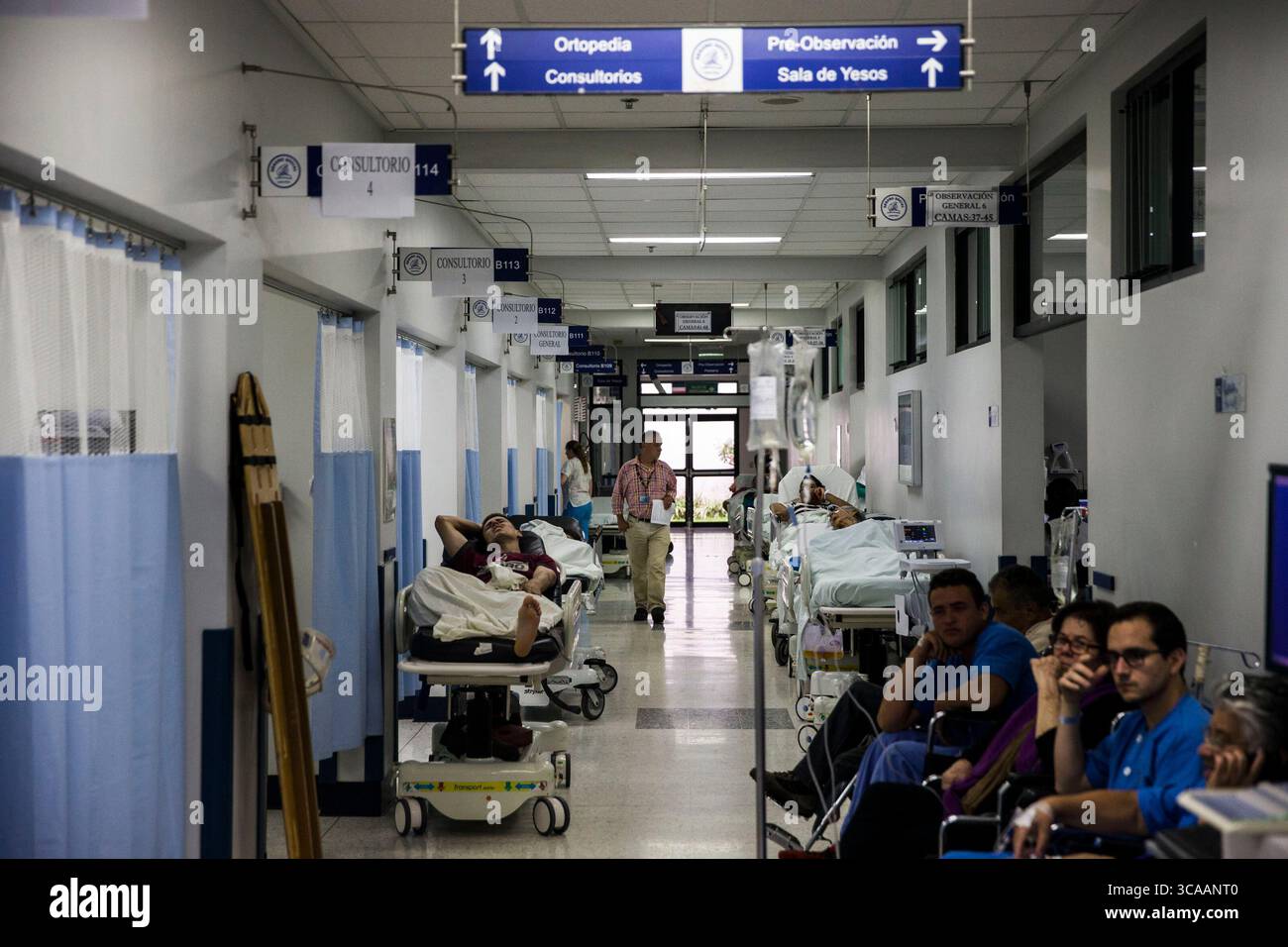 Oktober 2018: 10.04.2018. Krankenhaus San Vicente de PaÃÂºl, Heredia, Costa Rica. Entrevista con Manuel Rodrigues Arce Direktor Proyecto EDUS (Traje entero azul).Eduardo RodrÃÂ­guez Cubillo LÃÂ­der Usuario EDUS (Chaleco).Dr. Mario Ruiz cubillo Direktor des Krankenhauses San Vicente de PaÃÂºl y Coordinar del ComitÃÂ© EstratÃÂ égico EDUS-ARCA (Corbata Roja) Relacionada con el tema de la implementaciÃÂ³n del Expediente Digital ÃÅnico en Salud (EDUS) Visita al servicio de emergencias y farmacia. FotografÃÂ­a: Alejandro Gamboa Madrigal (Bild: © Alejandro Gamboa Madrigal/La Nacion via ZUM Stockfoto