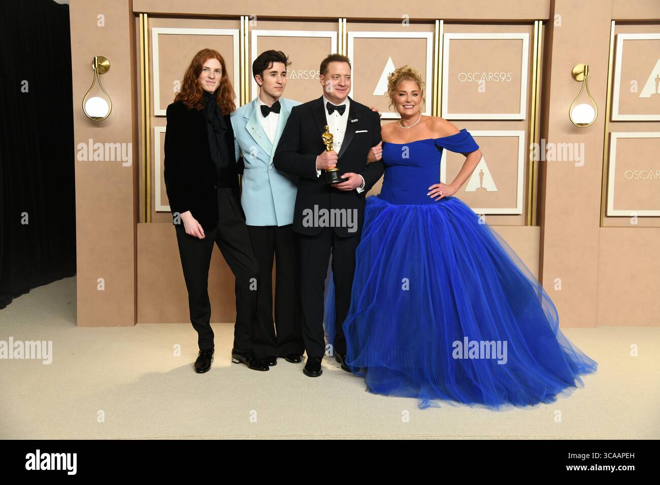 März 2023, Los Angeles, Kalifornien, USA: LELAND FRASER, HOLDEN FRASER, BRENDAN FRASER UND JEANNE MOORE im Presseraum während der 95. Academy Awards, die von der Academy of Motion Picture Arts and Sciences (AMPAS) im Dolby Theatre in Hollywood verliehen wurden. (Bild: © Kevin Sullivan via ZUMA Press Wire) Stockfoto