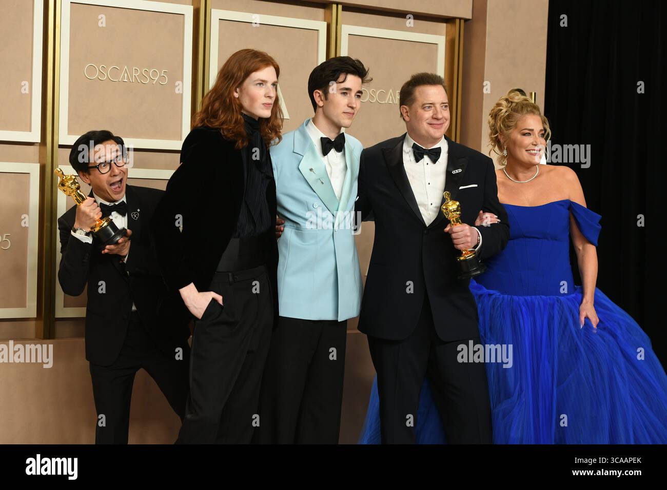 12. März 2023, Los Angeles, Kalifornien, USA: KE HUY QUAN, LELAND, BRENDAN UND HOLDEN FRASER UND JEANNE MOORE im Pressesaal während der 95. Academy Awards, verliehen von der Academy of Motion Picture Arts and Sciences (AMPAS), im Dolby Theatre in Hollywood. (Bild: © Kevin Sullivan via ZUMA Press Wire) Stockfoto