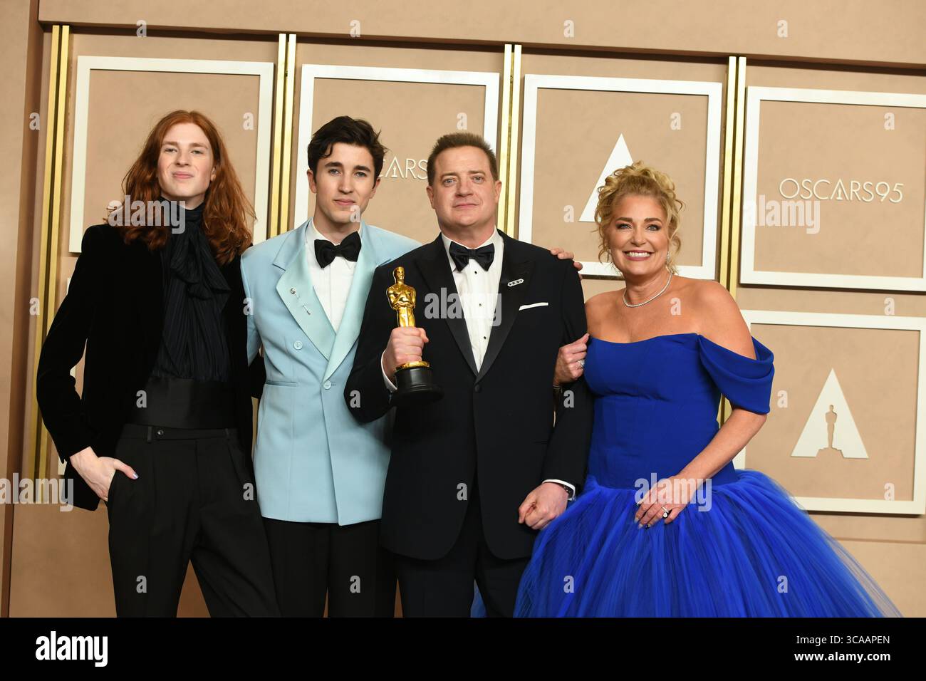 März 2023, Los Angeles, Kalifornien, USA: LELAND FRASER, HOLDEN FRASER, BRENDAN FRASER UND JEANNE MOORE im Presseraum während der 95. Academy Awards, die von der Academy of Motion Picture Arts and Sciences (AMPAS) im Dolby Theatre in Hollywood verliehen wurden. (Bild: © Kevin Sullivan via ZUMA Press Wire) Stockfoto