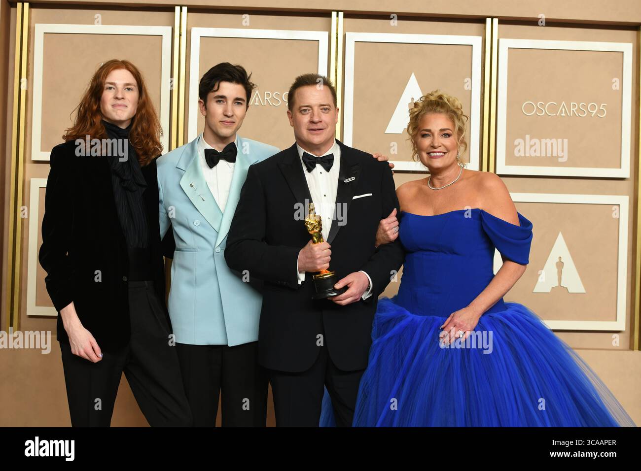 März 2023, Los Angeles, Kalifornien, USA: LELAND FRASER, HOLDEN FRASER, BRENDAN FRASER UND JEANNE MOORE im Presseraum während der 95. Academy Awards, die von der Academy of Motion Picture Arts and Sciences (AMPAS) im Dolby Theatre in Hollywood verliehen wurden. (Bild: © Kevin Sullivan via ZUMA Press Wire) Stockfoto
