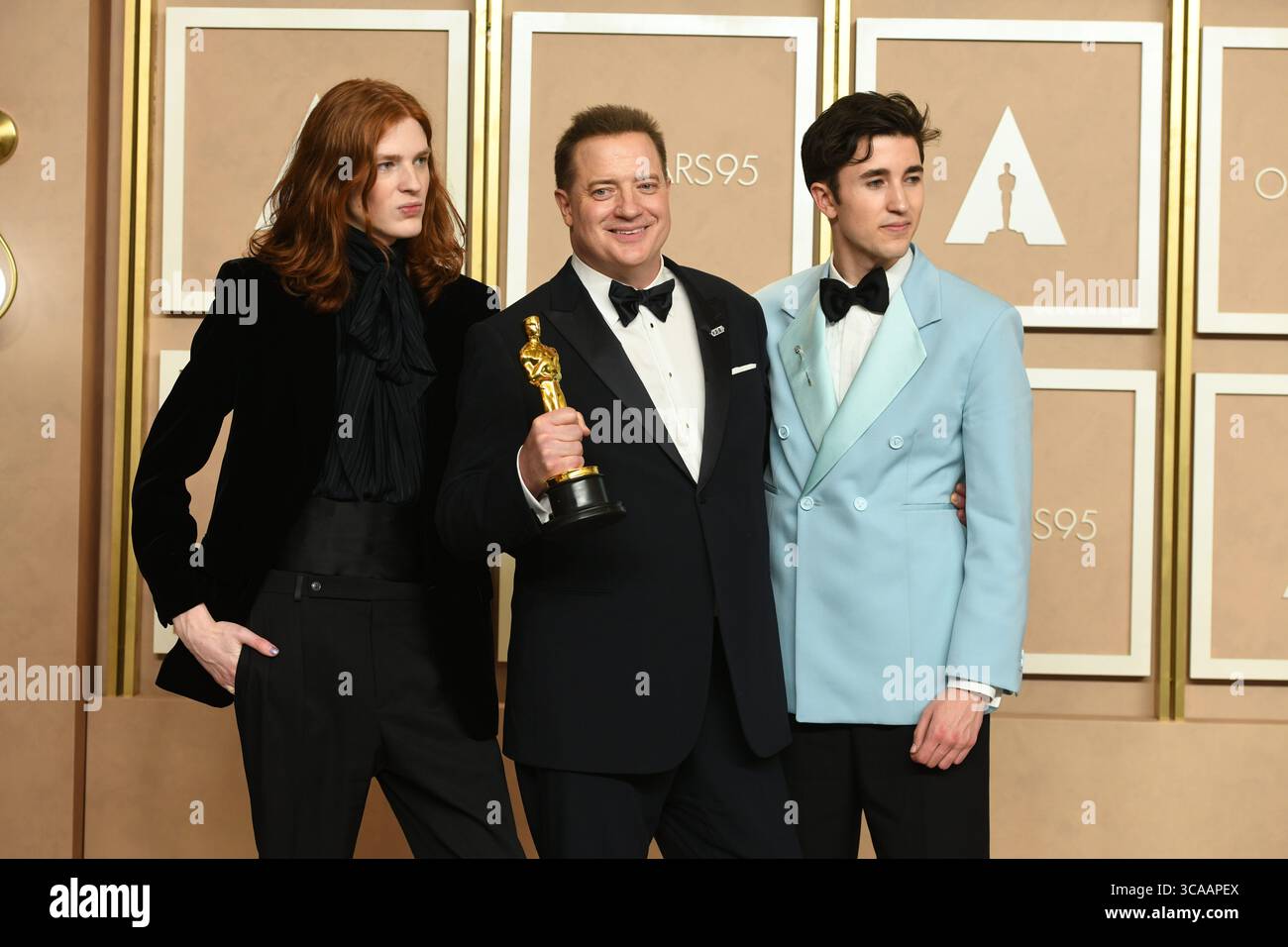 März 2023, Los Angeles, Kalifornien, USA: LELAND, BRENDAN UND HOLDEN FRASER im Pressesaal während der 95. Academy Awards, die von der Academy of Motion Picture Arts and Sciences (AMPAS) verliehen wurden, im Dolby Theatre in Hollywood. (Bild: © Kevin Sullivan via ZUMA Press Wire) Stockfoto