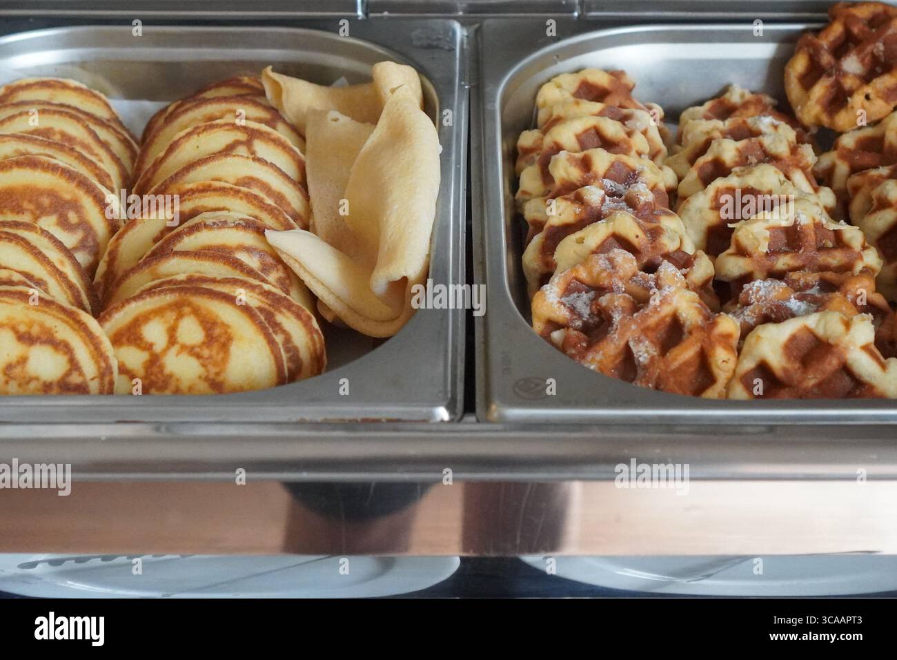 Eine Auswahl an dänischem Gebäck und süßen Brötchen wird am Frühstücksbuffet des Hotels serviert. Stockfoto