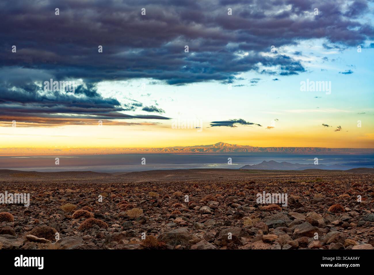 Die immense und trockene Landschaft des Salar de Atacama, Chile, zeigt die einzigartige Schönheit der hochgelegenen Wüste bei Sonnenauf- oder -Untergang. Stockfoto