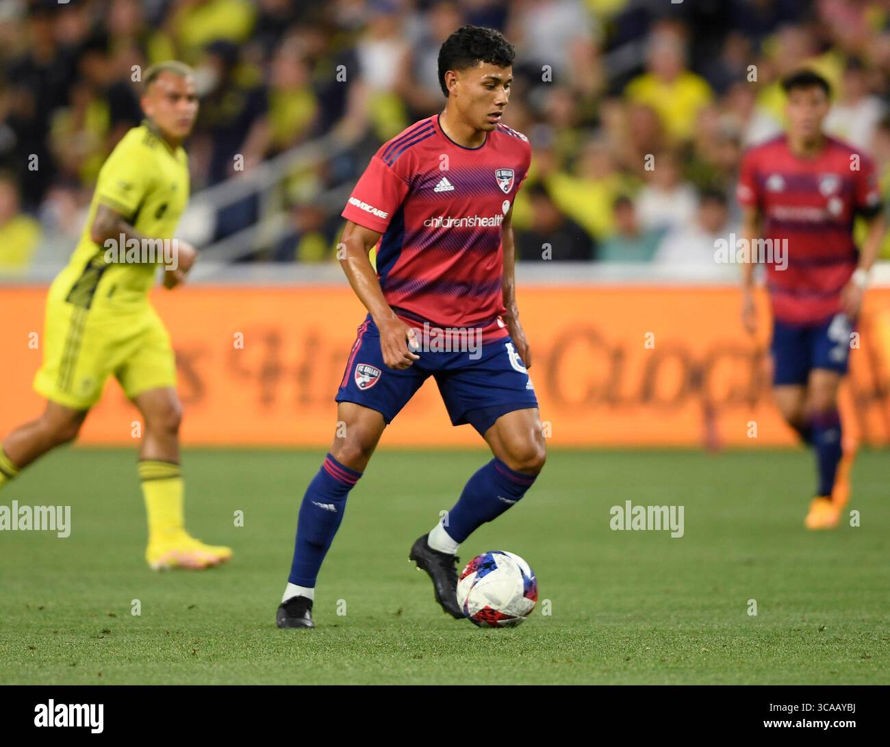10. Mai 2023: Mittelfeldspieler Edwin Cerrillo (6) dribbelt gegen den Nashville SC während der ersten Hälfte eines MLS-Spiels zwischen dem FC Dallas und Nashville SC im Geodis Park in Nashville, TN Steve Roberts/CSM (Credit Image: © @ Steve Roberts/CSM via ZUMA Press Wire) Stockfoto