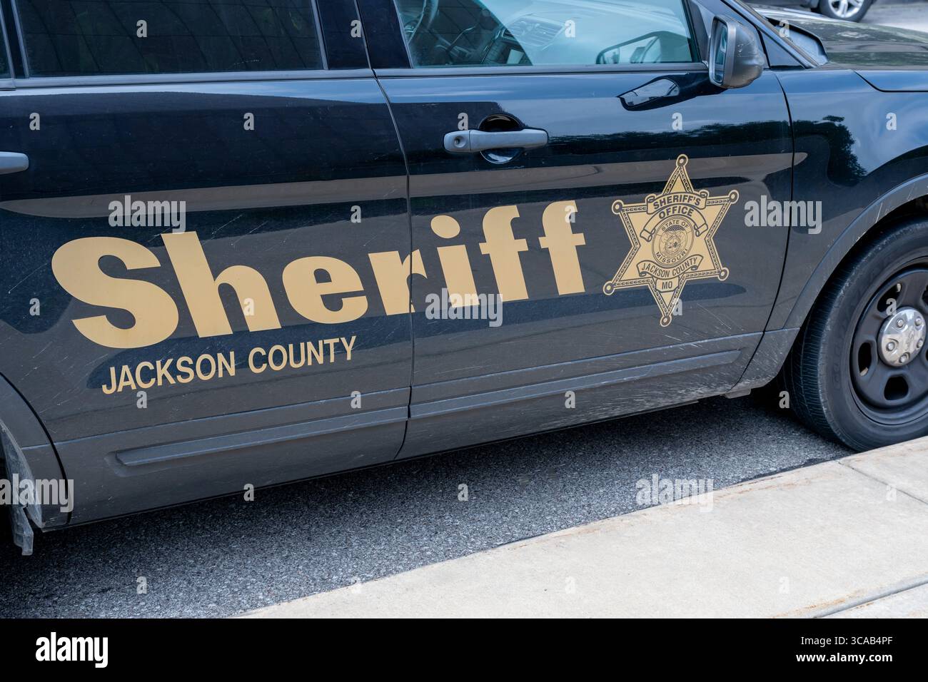 Kansas City, Missouri. Jackson County Sheriff Logo auf der Seite des Polizeiwagens. Stockfoto
