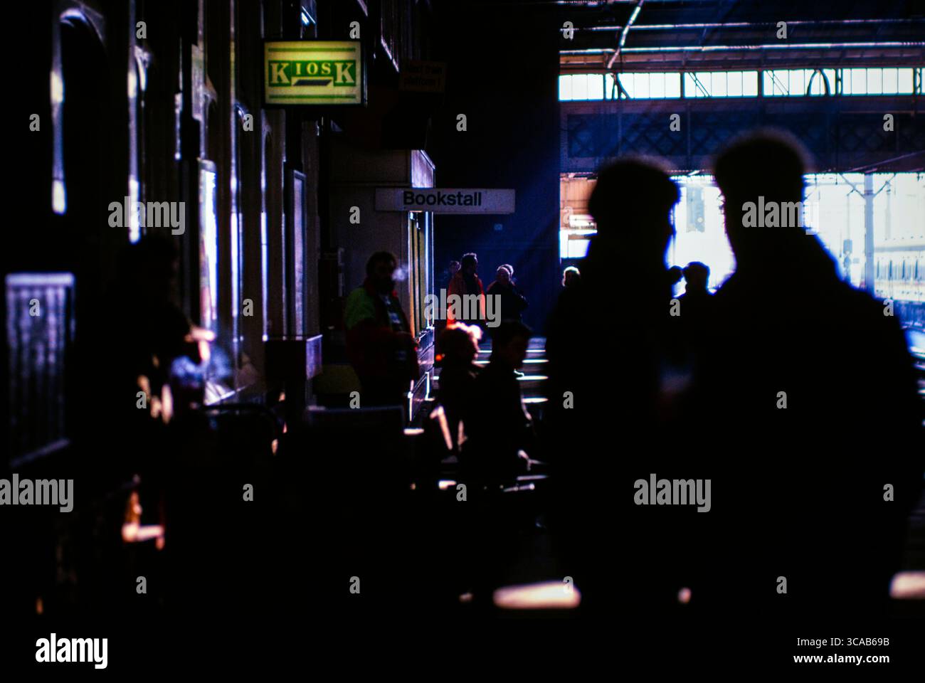 STOKE-ON-TRENT, STAFFORDSHIRE, ENGLAND, Großbritannien - 1992 - Passagiere warten auf Züge am Bahnsteig am Bahnhof Stoke - Foto: Geopix/Bill Mitchell Stockfoto