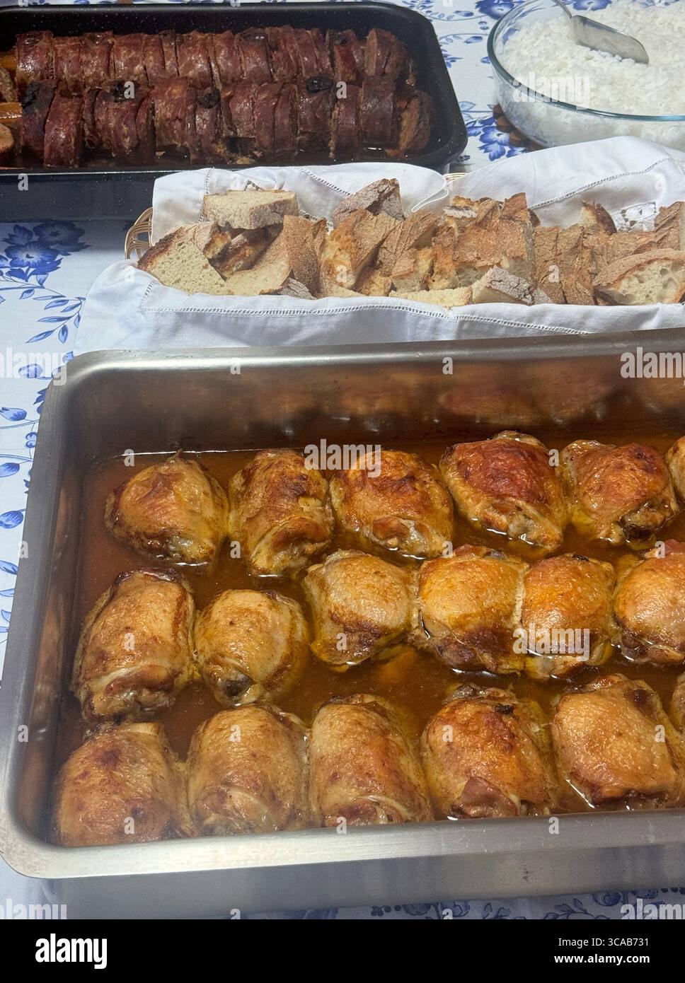 Traditionelles portugiesisches hausgemachtes Essen für eine Familienfeier. Stockfoto