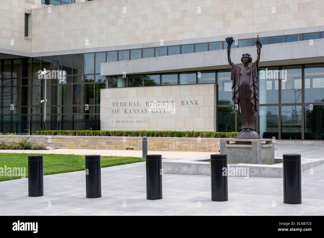 Kansas City, Missouri. Die Statue der Geister des Handels und der Industrie steht vor dem Eingang des Gebäudes der Federal Reserve Bank. Stockfoto