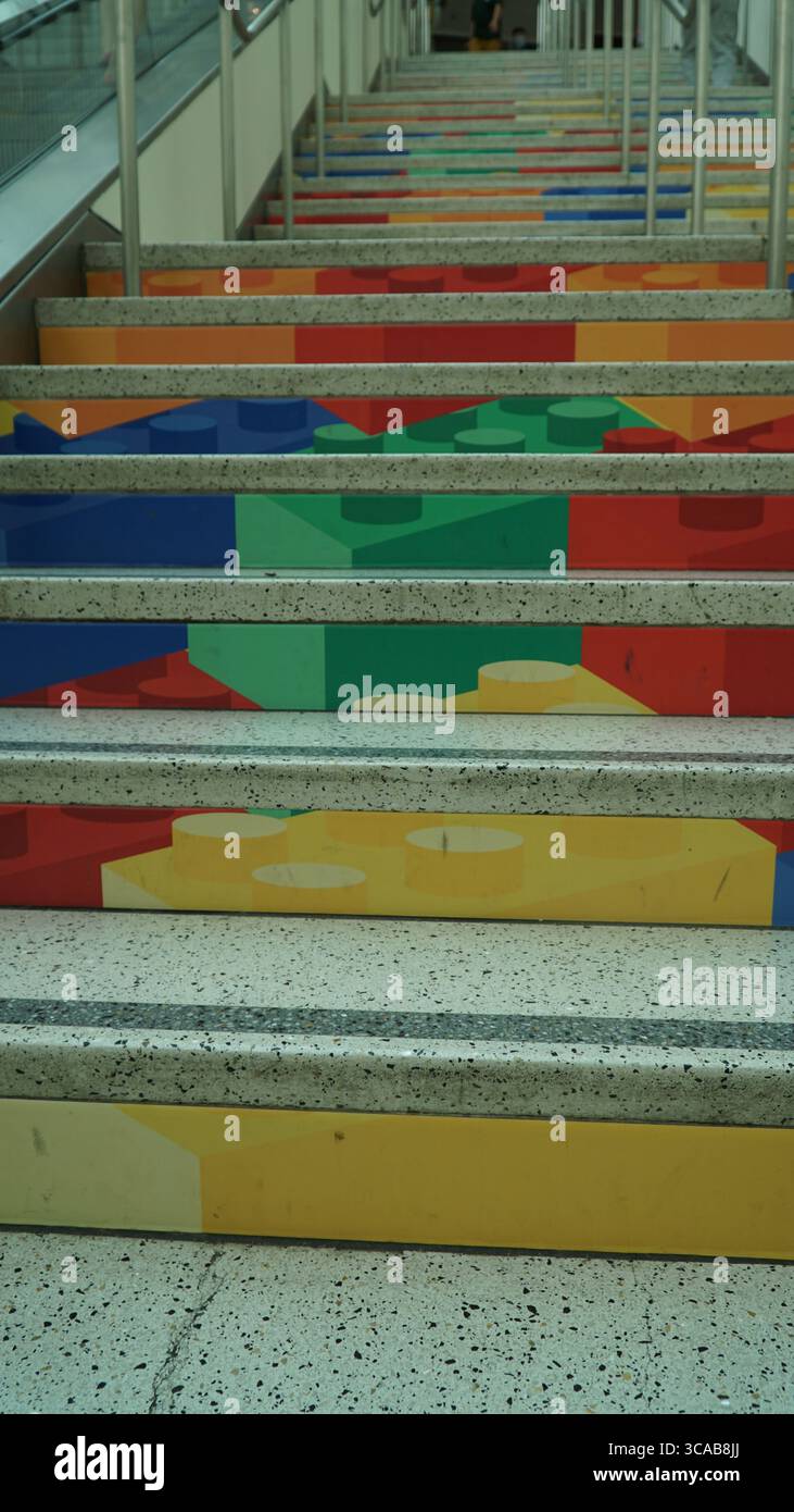 Lebendige Treppe im California Science Center in Los Angeles, Kalifornien, USA, im Lego-Stil dekoriert. Stockfoto