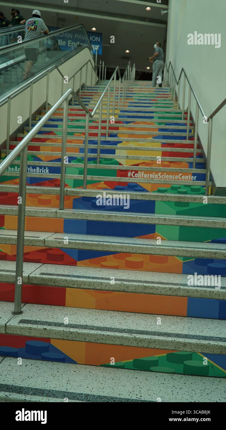 Lebendige Treppe im California Science Center in Los Angeles, Kalifornien, USA, im Lego-Stil dekoriert. Stockfoto