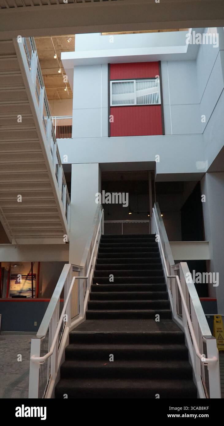 Eine breite, geschwungene Treppe im California Science Center führt Besucher zu Exponaten der oberen Ebene in dieser modernen Bildungseinrichtung in Los Angele Stockfoto