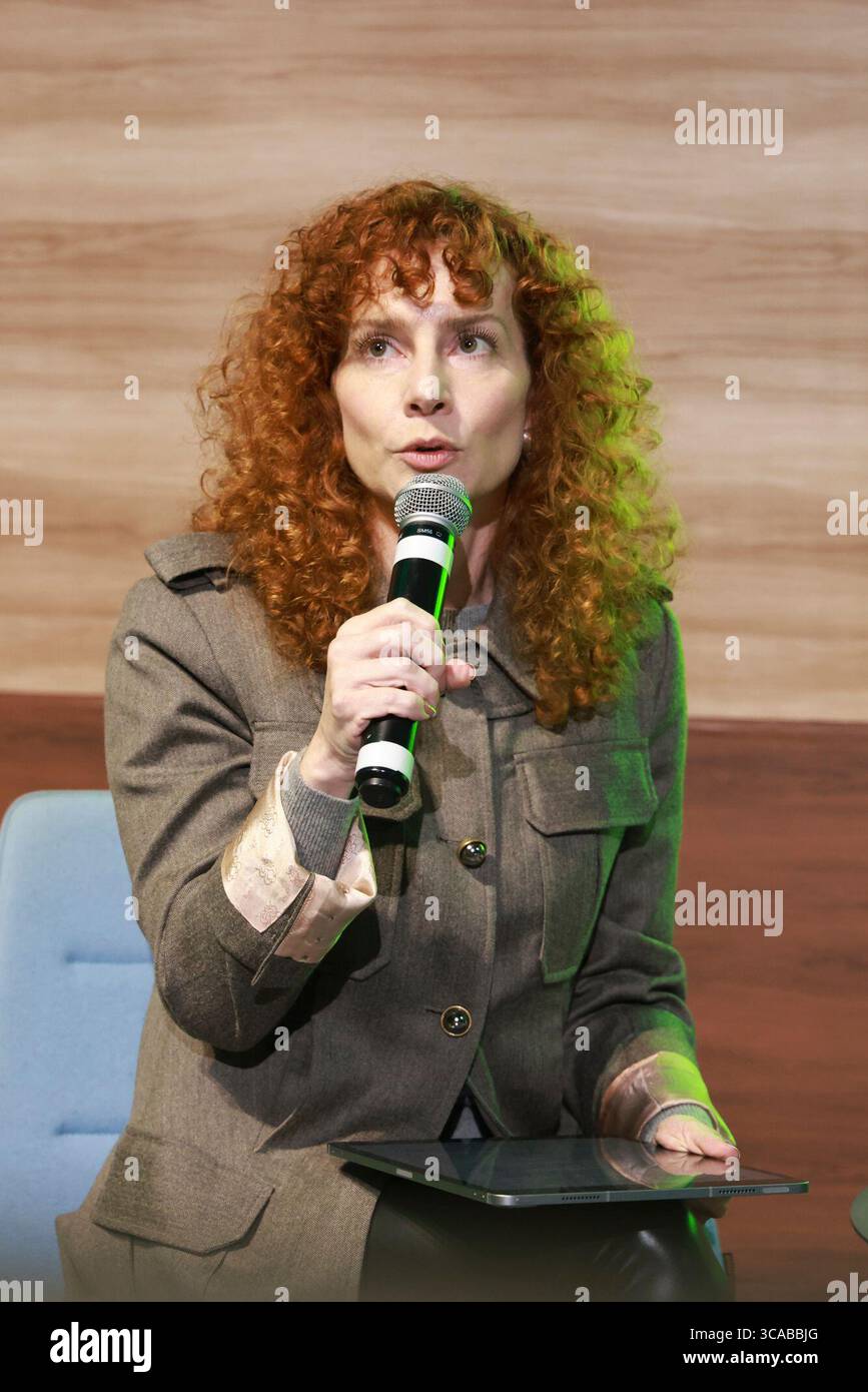 Sao Paulo, Sao Paulo, Brasilien. August 2025. Sao Paulo (SP), 6. August 2025 Ã¢â‚¬' Climate Week/Cubo/SP: Pamela Vaiano, Partnerin und Superintendentin der Unternehmenskommunikation bei Itau Unibanco, während der Podiumsdiskussion zur Kommunikation zum Klimawandel bei der Sao Paulo Climate Week 2025. Die Veranstaltung findet vom 4. Bis 8. August statt. Unibanco und Cubo Itau halten es am Mittwoch, den 6. August 2025, zum zweiten Mal im Hauptquartier von Cubo Itau in Vila Olimpia, Sao Paulo ab. (Foto: Leco Viana/Thenews2/Zumapress) (Foto: © Leco Viana/TheNEWS2 via ZUMA Press Wire) NUR REDAKTIONELLE VERWENDUNG! Nicht für Comme Stockfoto