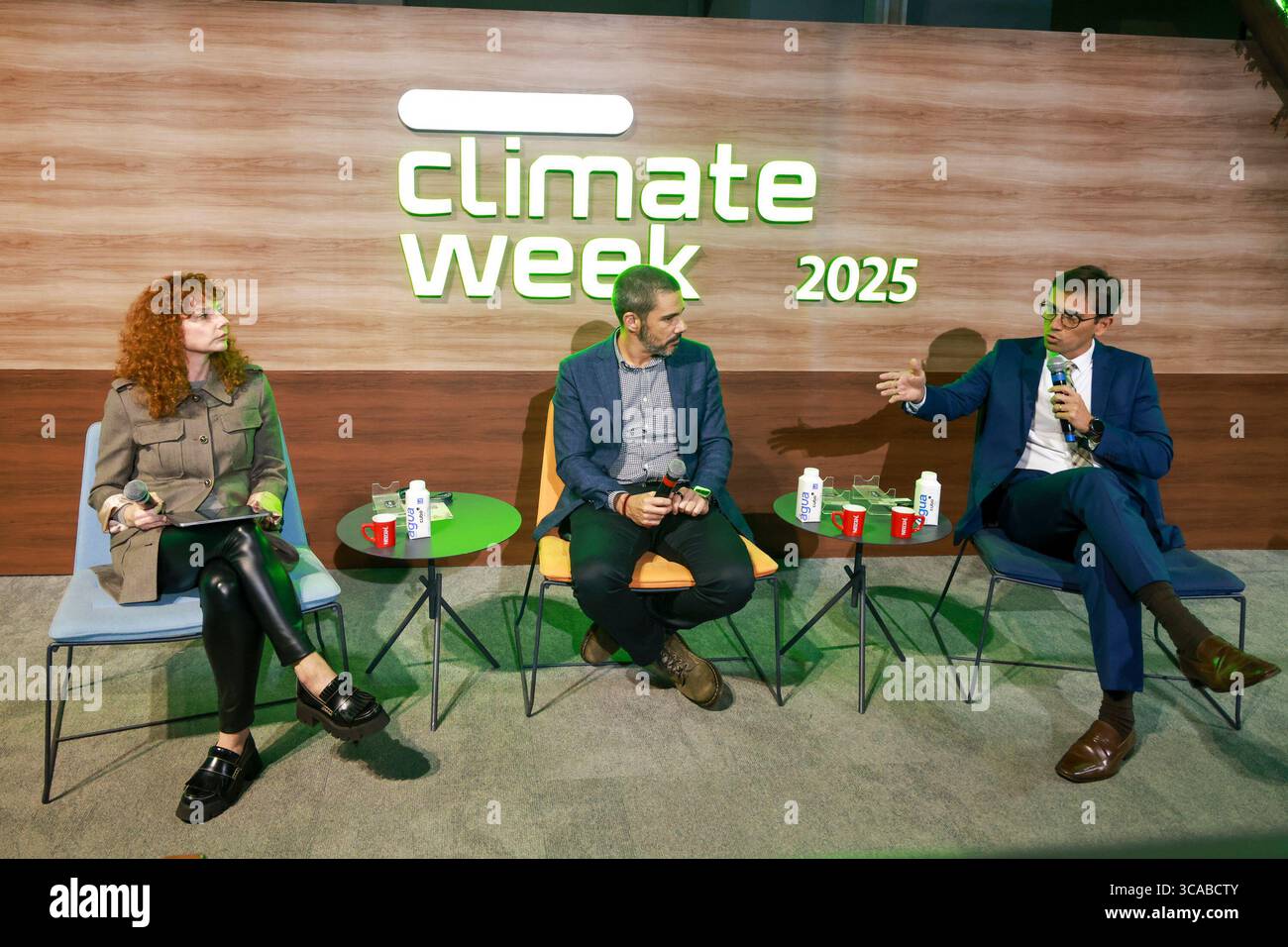 Sao Paulo, Sao Paulo, Brasilien. August 2025. Sao Paulo (SP), 6. August 2025 Ã¢â‚¬' Climate Week/Cubo/SP: Pamela Vaiano, Partnerin und Superintendentin der Unternehmenskommunikation bei Itau Unibanco, Murilo Garavello - Content Director bei UOL, Rodolfo Schneider, General Director of Content bei Band, während der Podiumsdiskussion Kommunikation für den Klimawandel bei der Sao Paulo Climate Week 2025. Die Veranstaltung findet vom 4. Bis 8. August statt. Unibanco und Cubo Itau veranstalten die Veranstaltung zum zweiten Mal am Mittwoch, den 6. August 2025, im Hauptsitz von Cubo Itau in Vila Olimpia, Sao Paulo. (Foto: Leco Viana/Thenew Stockfoto