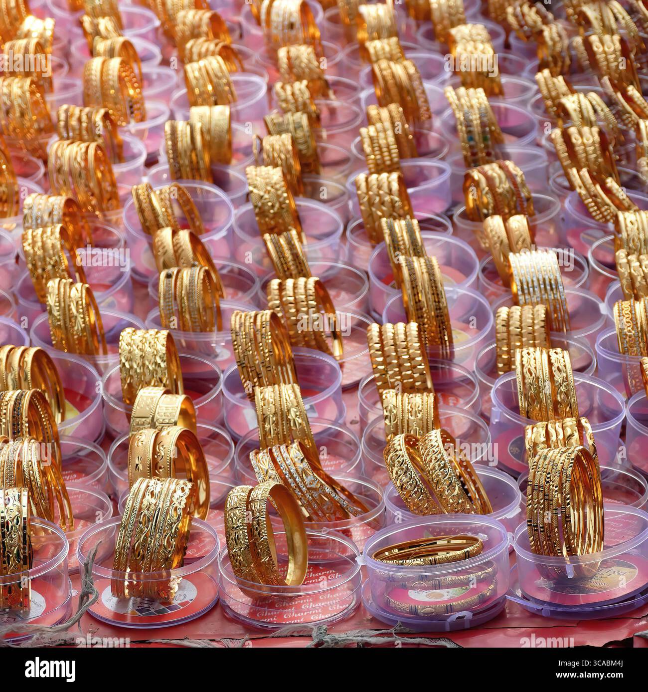 abstracts von Goldarmbändern in Delhi Market, Old Delhi, Indien Stockfoto