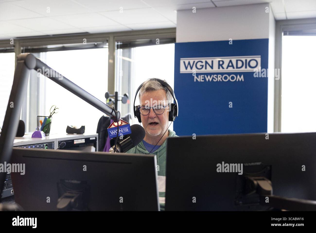 8. Juni 2023: Nachrichtensprecher Steve Bertrand berichtet die Nachrichten live im WGN Radio Newsroom am 6. Juni 2023. Der Kongress wägt die Gesetzgebung ab, um Autohersteller zu zwingen, AM-Radio in Autos zu halten. (Bild: © Eileen T. Meslar/Chicago Tribune via ZUMA Press Wire) Stockfoto