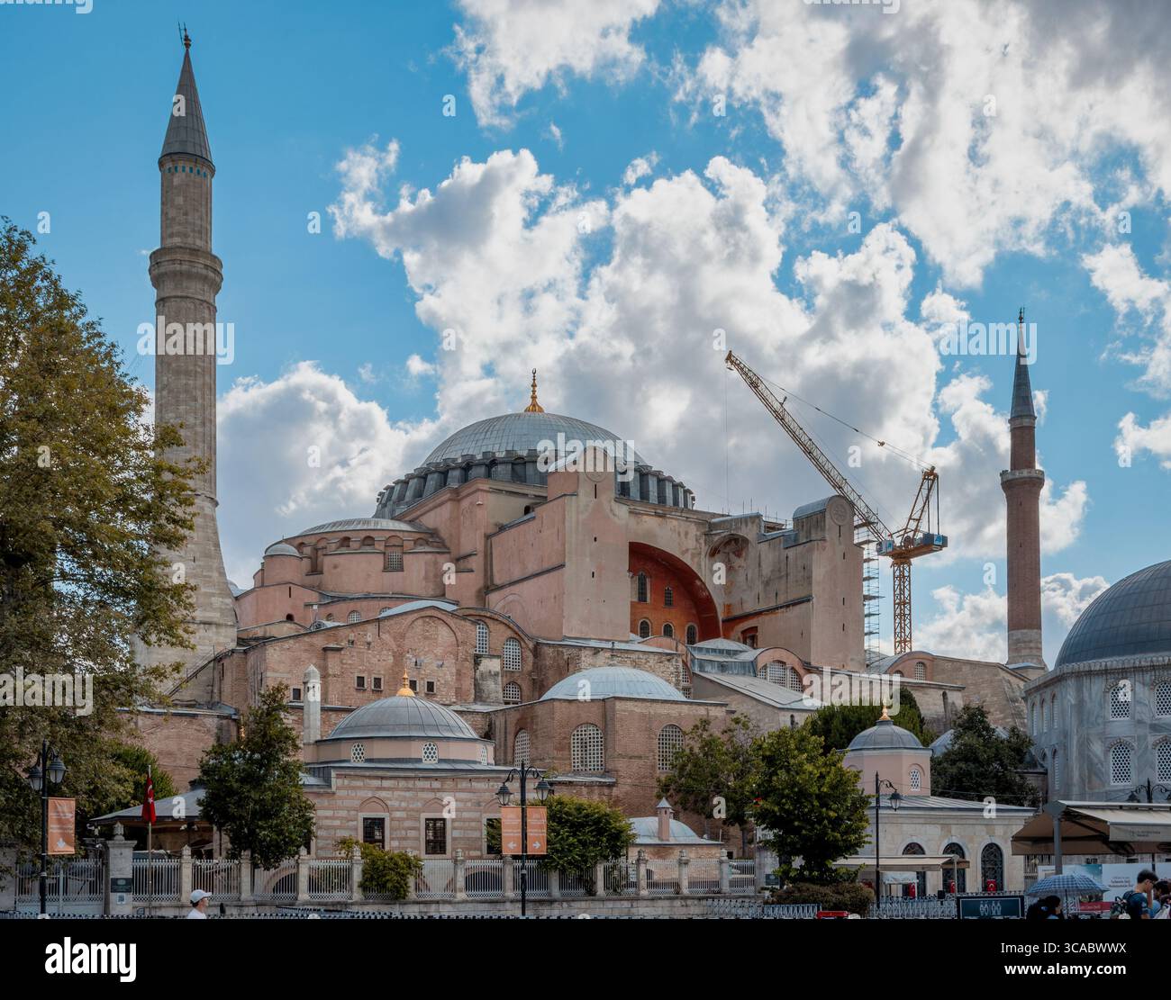 Außenansicht der Hagia Sophia mit Minaretten und Restaurierungskran – Istanbul, Türkei Stockfoto