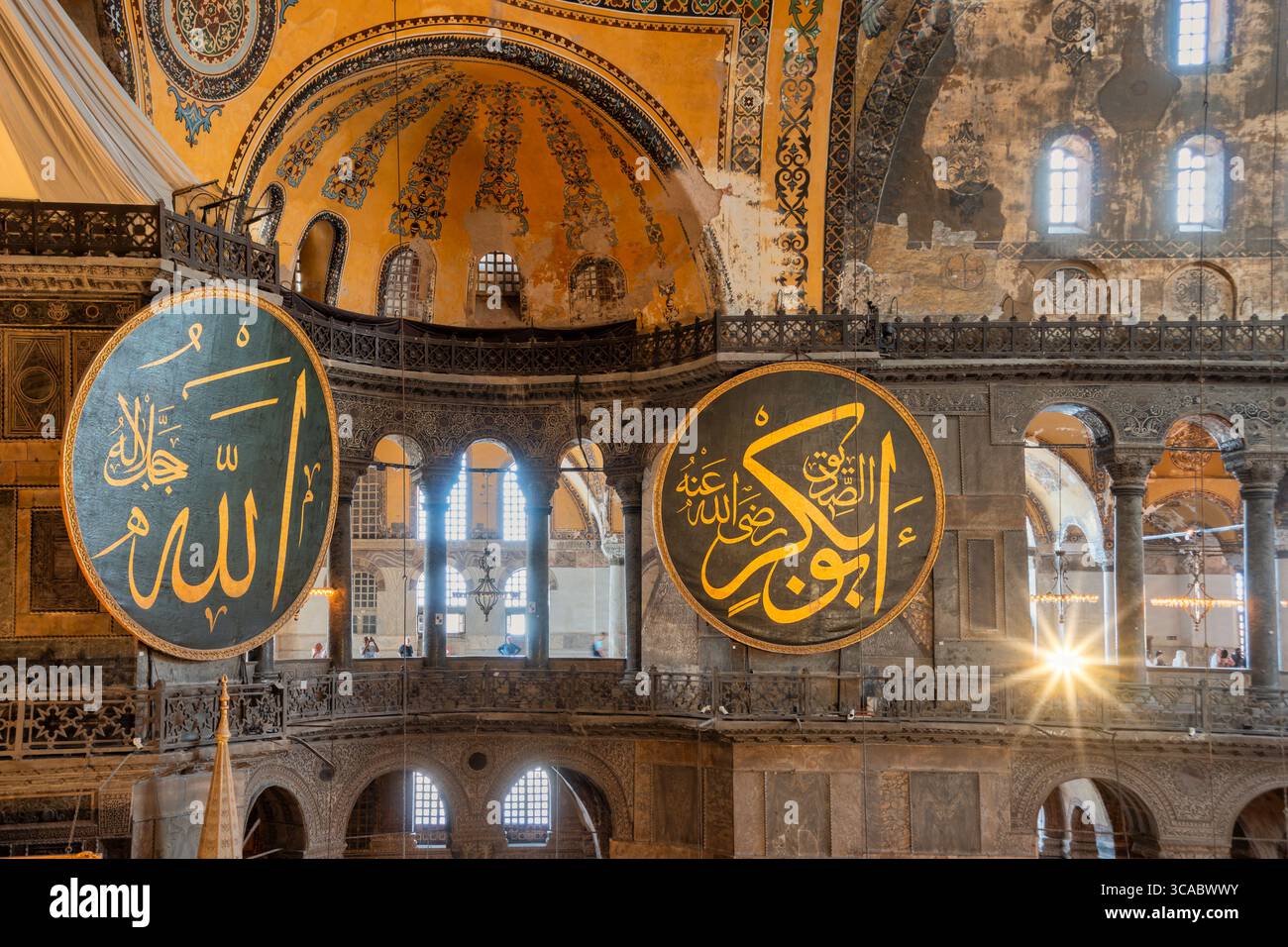 Innenraum der Hagia Sophia mit islamischen Kalligrafiemedaillons – Istanbul, Türkei Stockfoto