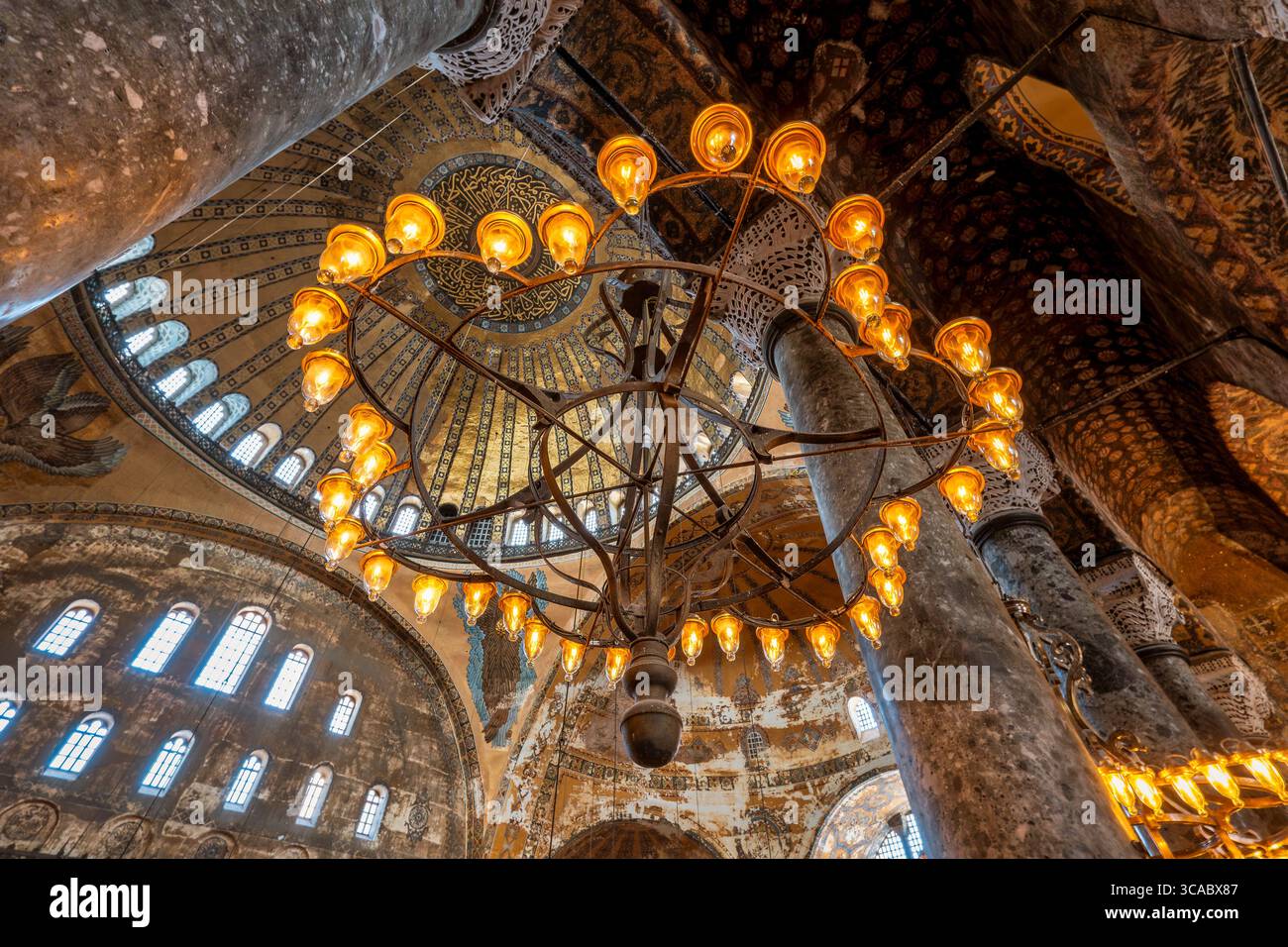 Beleuchteter Kronleuchter und verzierte Kuppel im Inneren – Hagia Sophia, Istanbul Stockfoto