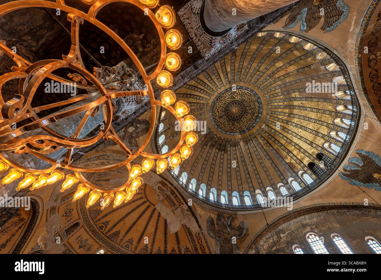 Goldener Kronleuchter und Innenraum der zentralen Kuppel – Hagia Sophia, Istanbul Stockfoto